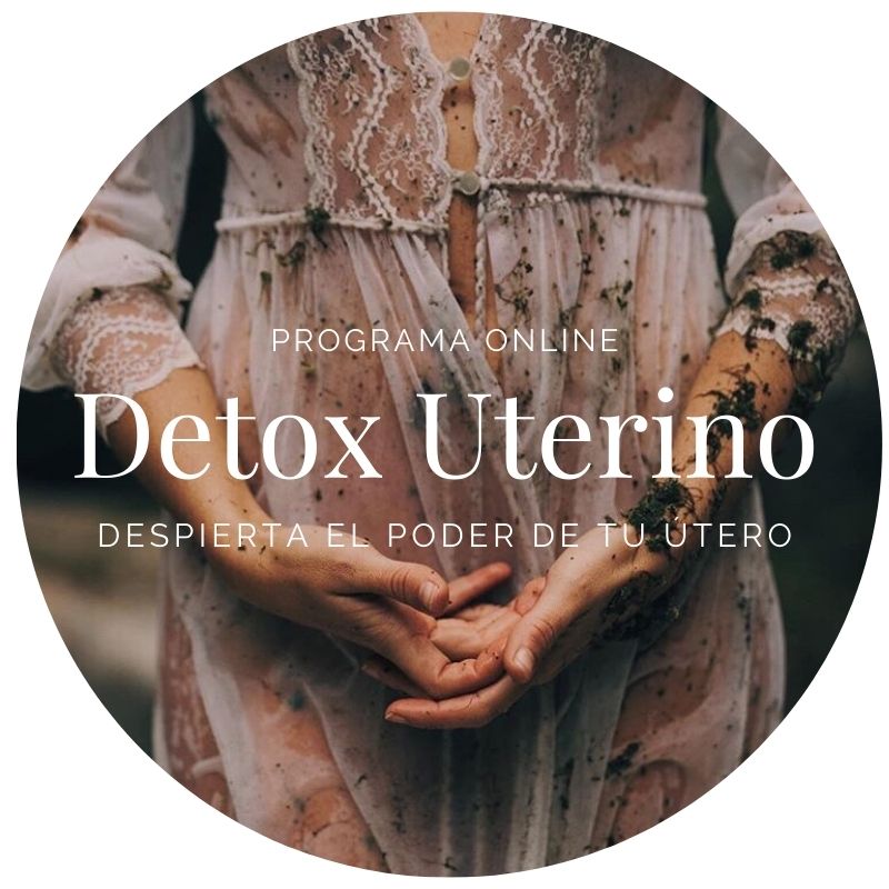 una mujer vestida de blanco, llena de barro y agua. representa el curso online de detox uterino 